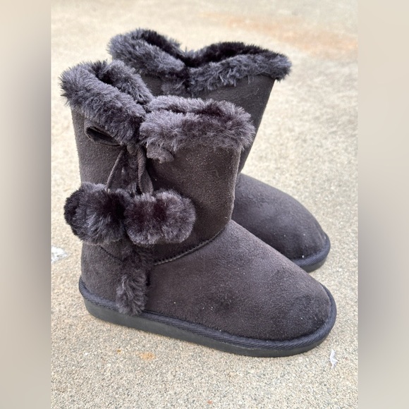 Lucita kids pom pom black slip on boots - Picture 1 of 4